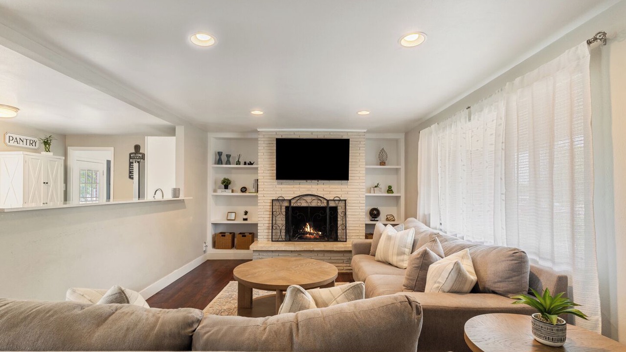 Photo of Livingroom in Dupont