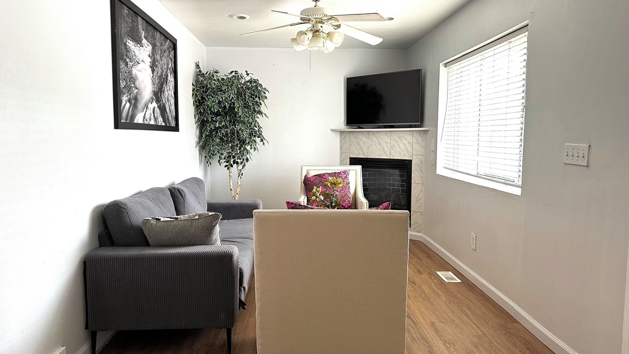 Photo of Livingroom in Delmar Parkway