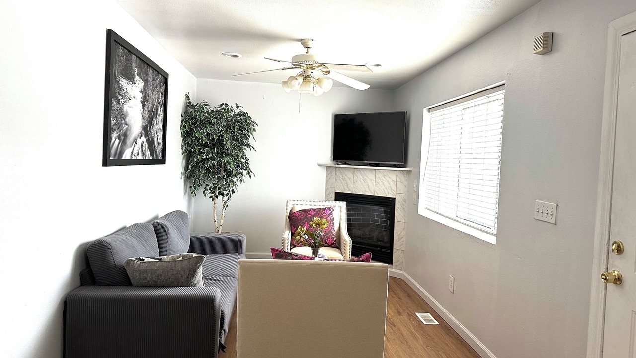 Photo of Livingroom in Delmar Parkway