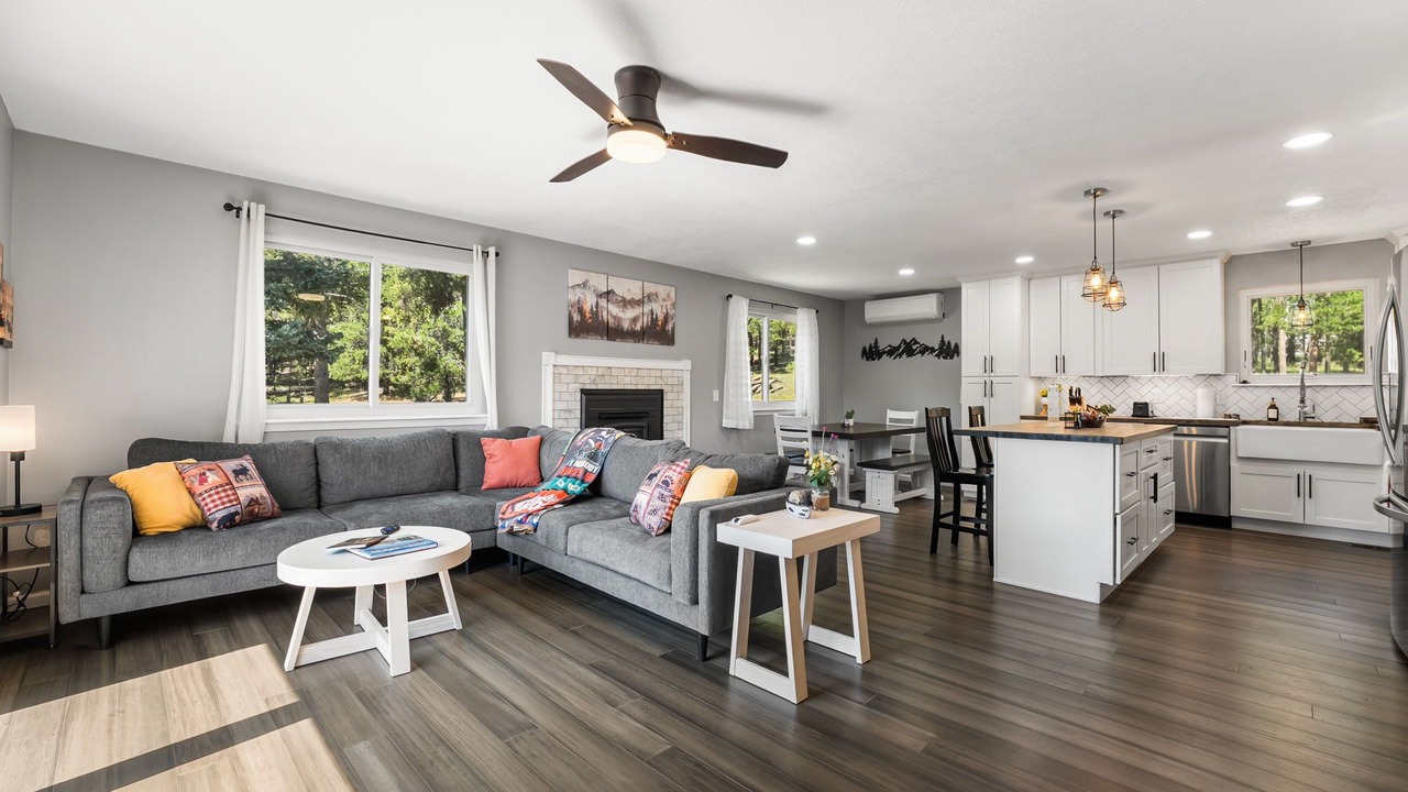Photo of Livingroom in Richmond Hill Corridor