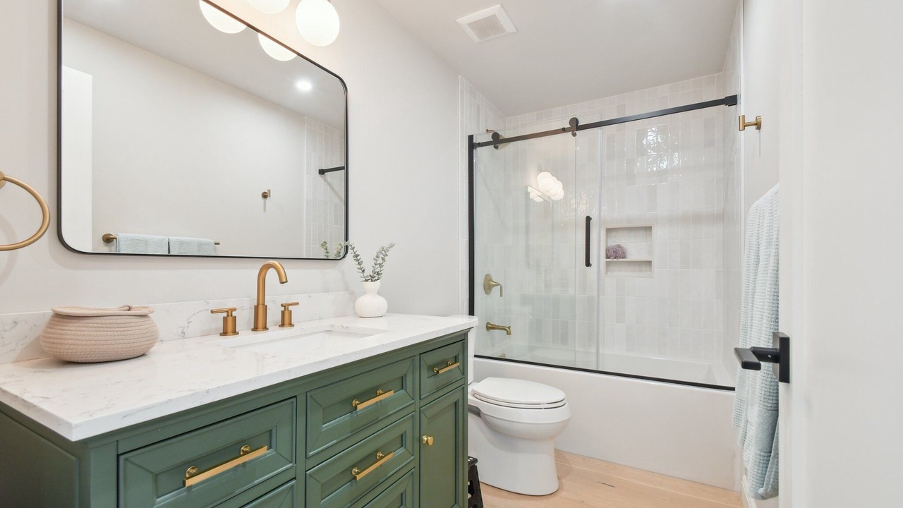 Photo of Bathroom in Applewood West