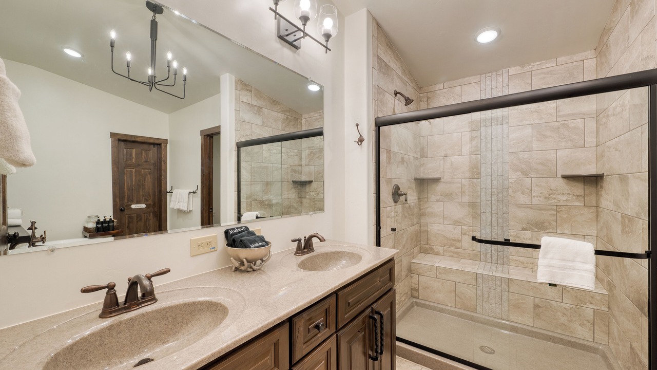 Photo of Bathroom in Elk Court Cabins