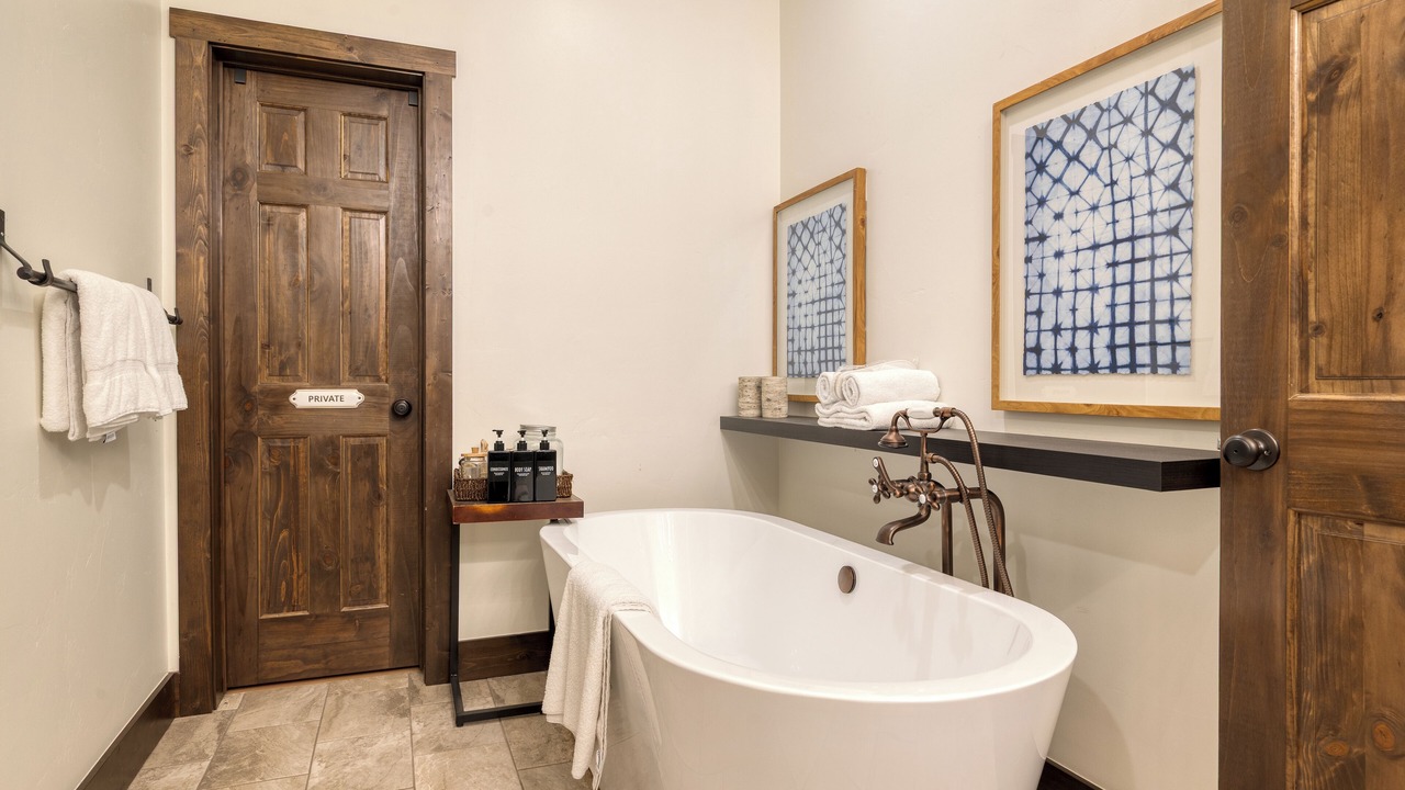 Photo of Bathroom in Elk Court Cabins