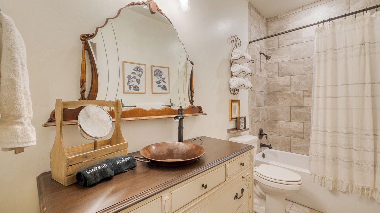 Photo of Bathroom in Elk Court Cabins