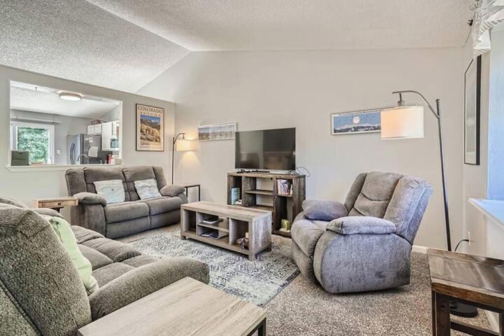 Photo of Livingroom in North Central Westminster