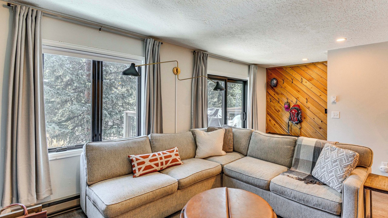 Photo of Livingroom in Peak 9