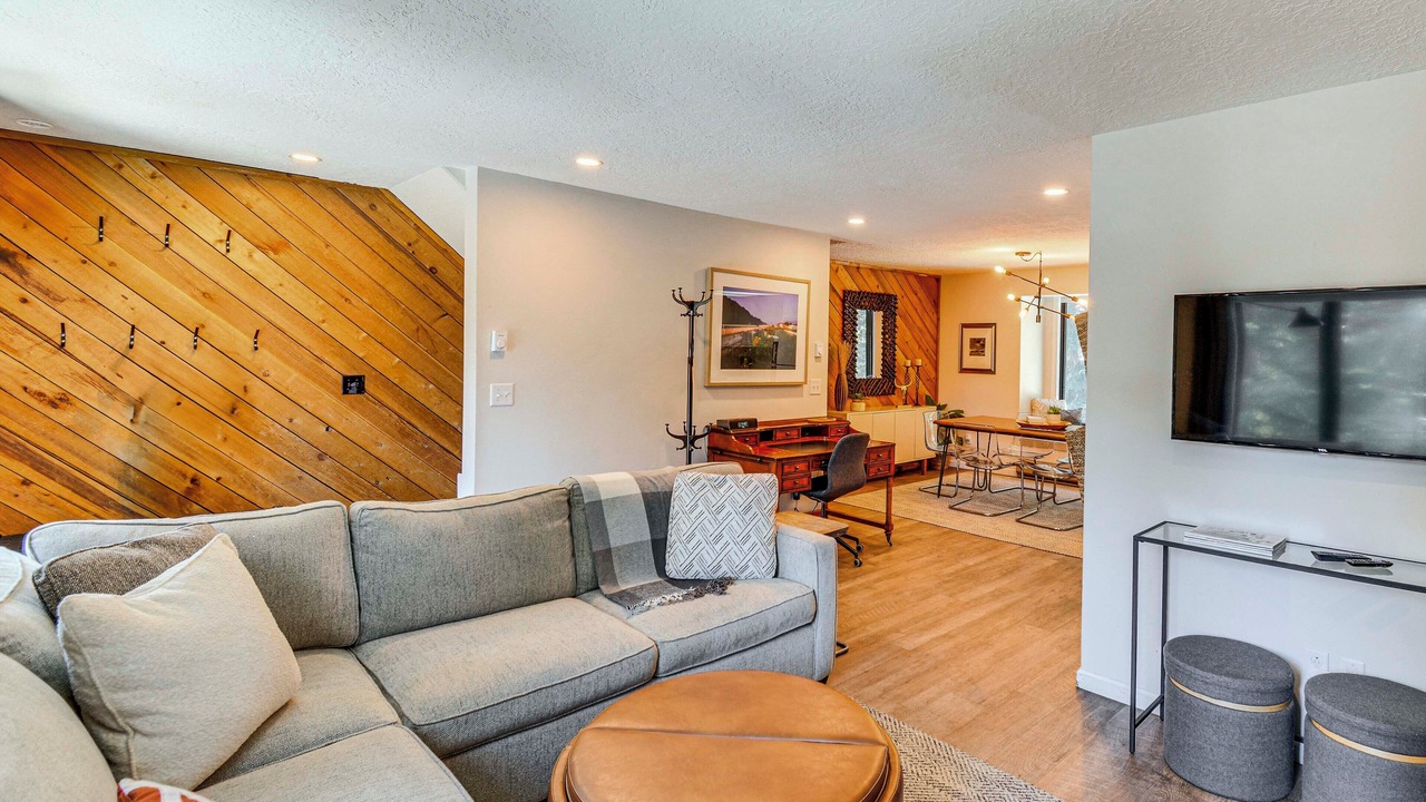 Photo of Livingroom in Peak 9