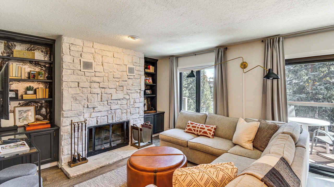 Photo of Livingroom in Peak 9