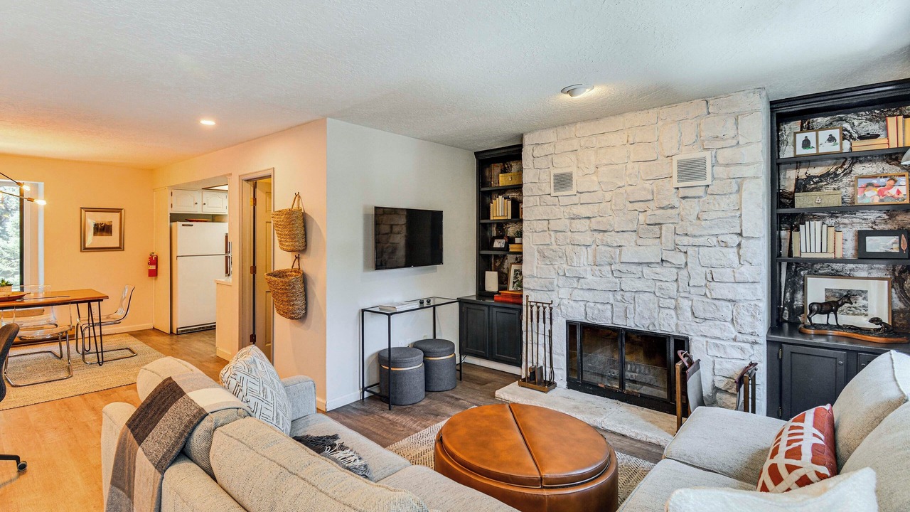 Photo of Livingroom in Peak 9