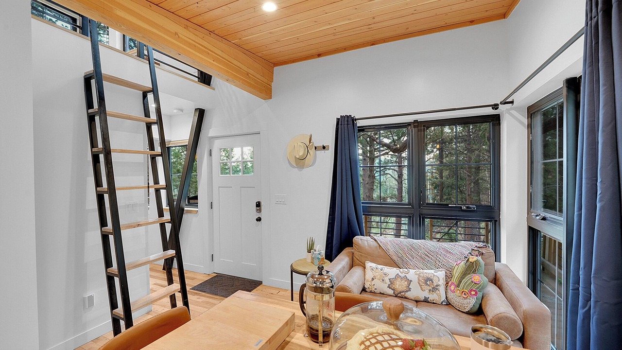 Photo of Livingroom in Indian Hills