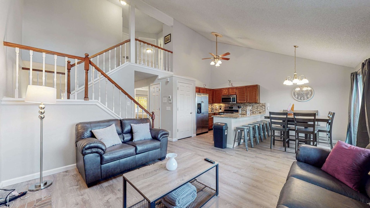 Photo of Livingroom in Prides Crossing