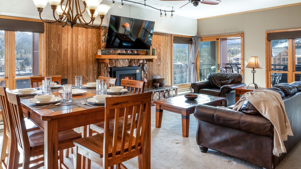 Photo of Livingroom in Peak 9