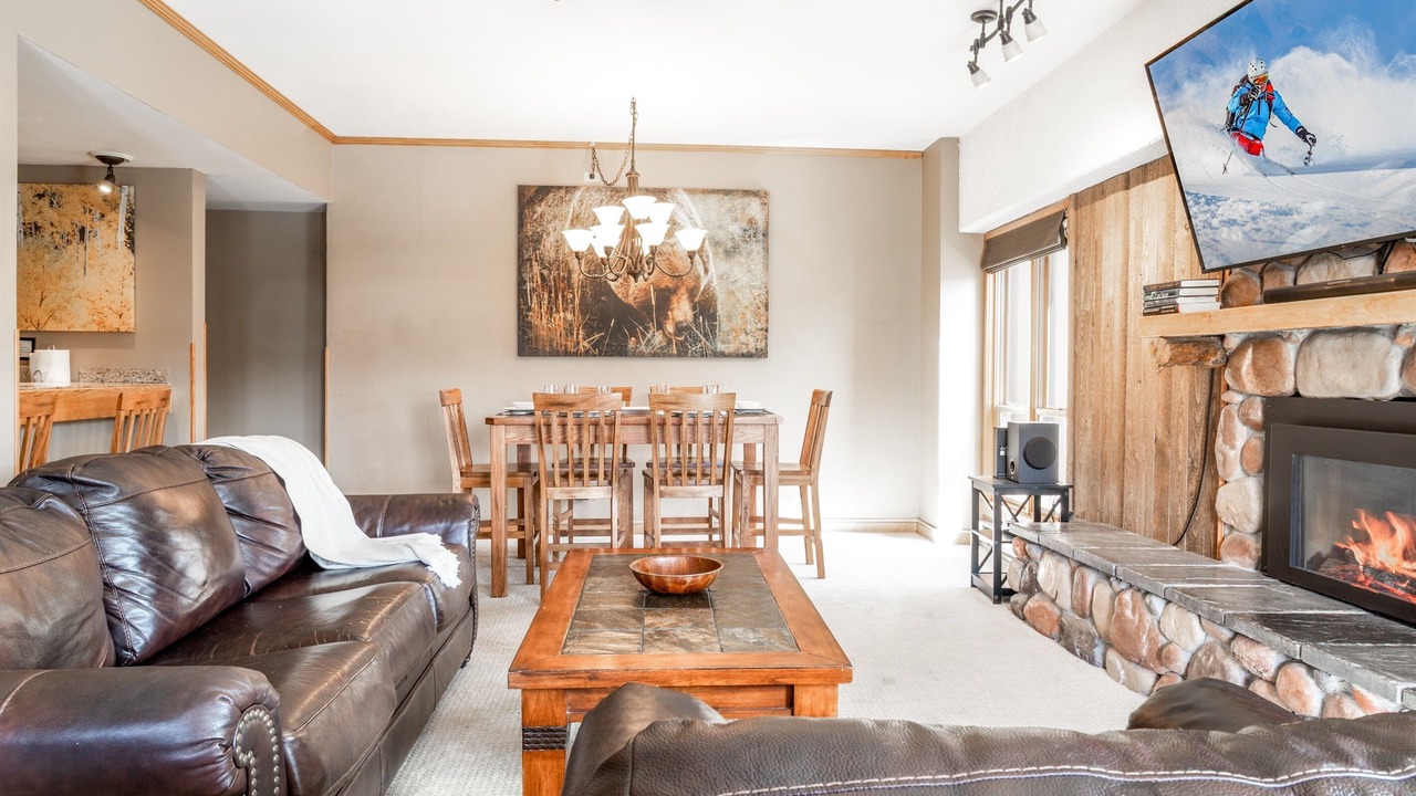 Photo of Livingroom in Peak 9