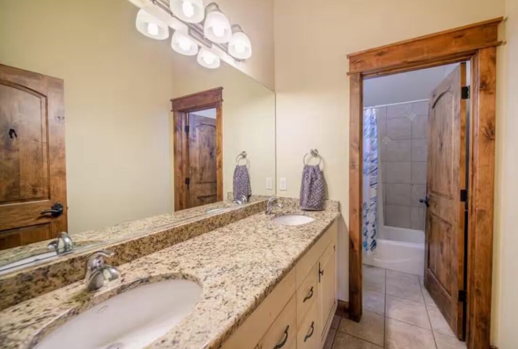 Photo of Bathroom in Summit Cove