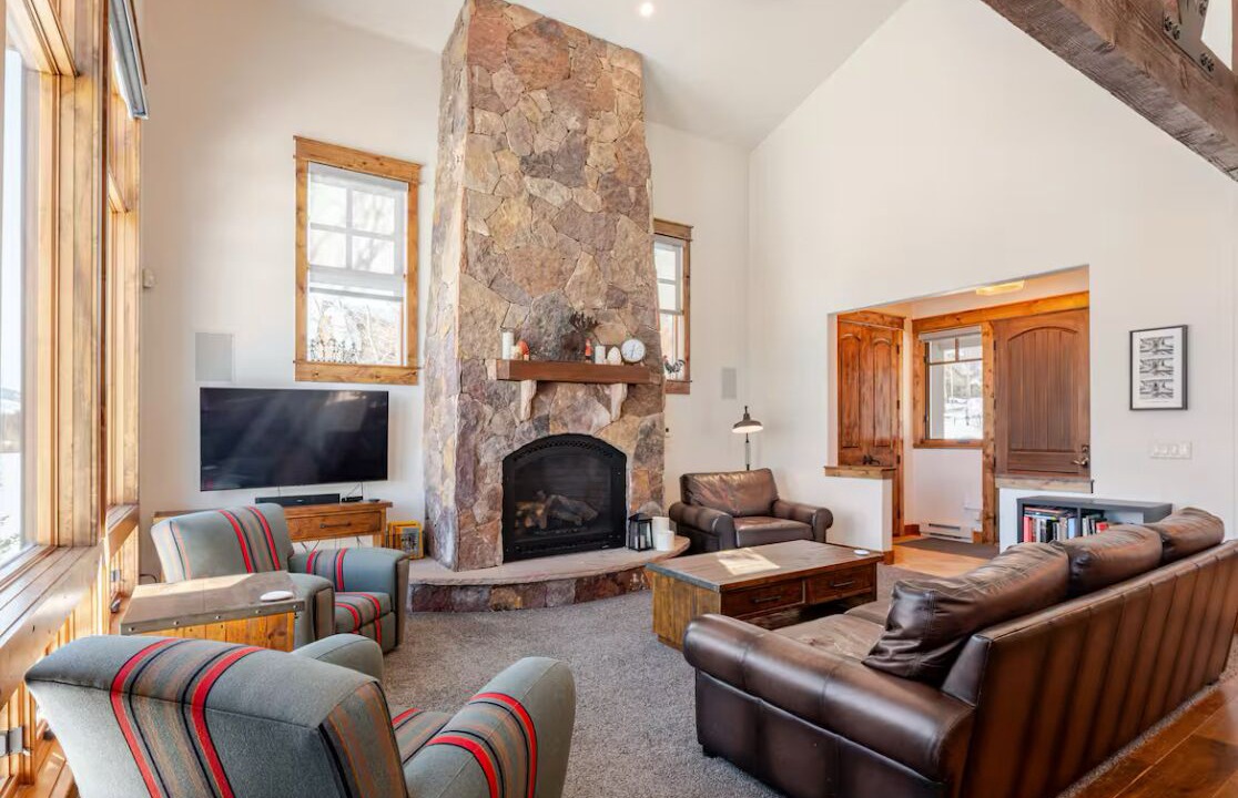 Photo of Livingroom in Summit Cove