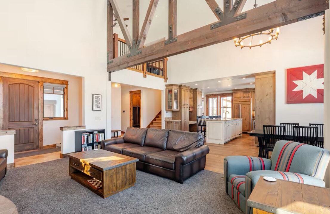 Photo of Livingroom in Summit Cove