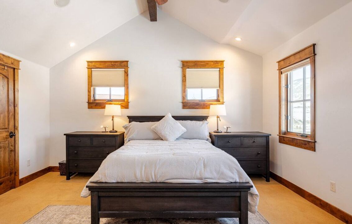 Photo of Bedroom in Summit Cove