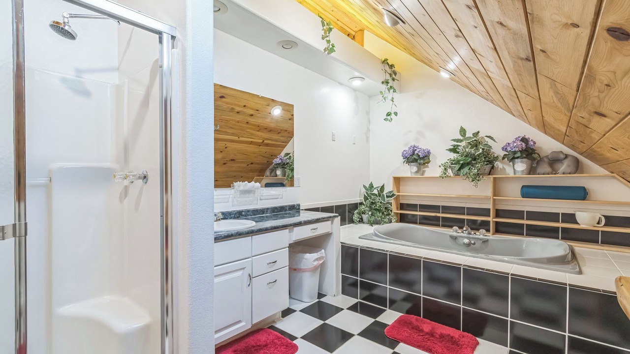 Photo of Bathroom in Pine