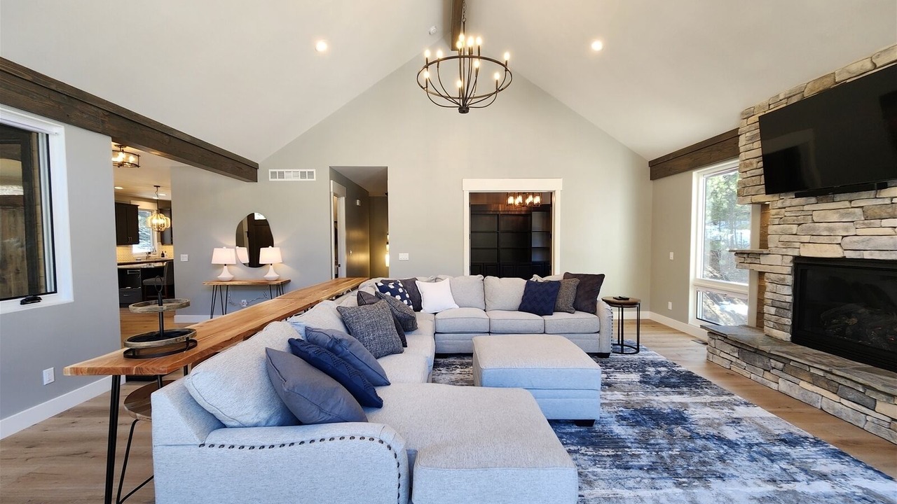 Photo of Livingroom in Fall River Estates