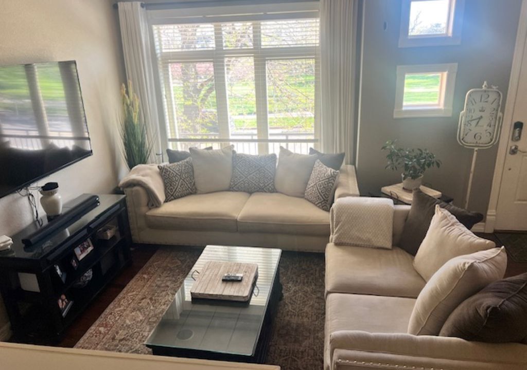 Photo of Livingroom in Jefferson Park