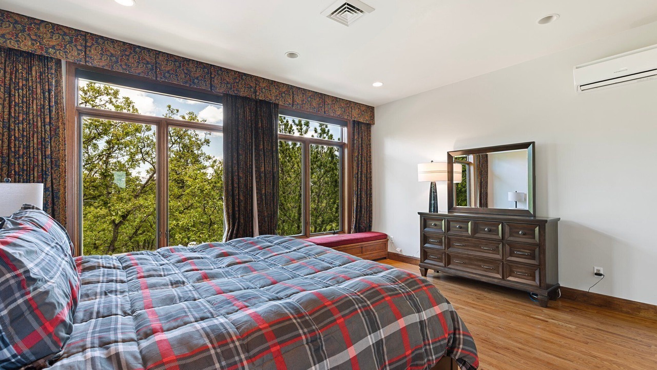 Photo of Bedroom in Broadmoor
