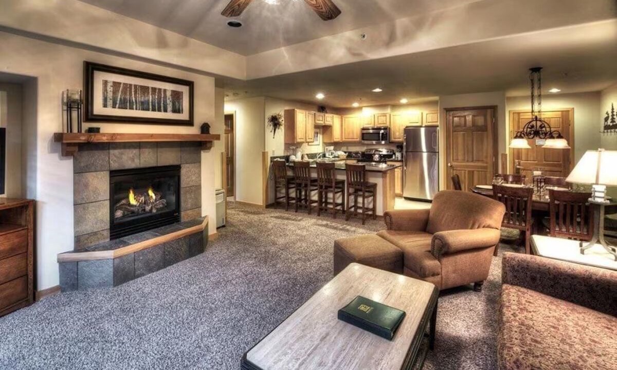 Photo of Livingroom in Peak 9