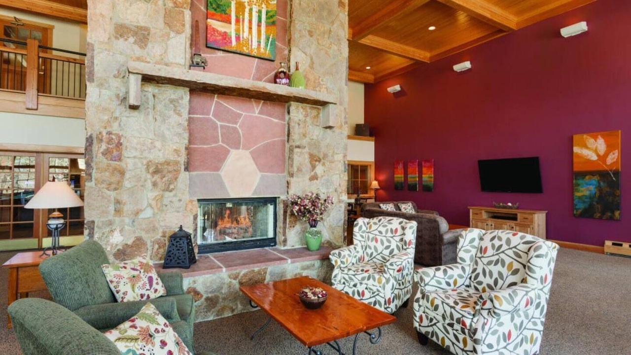 Photo of Livingroom in Peak 9