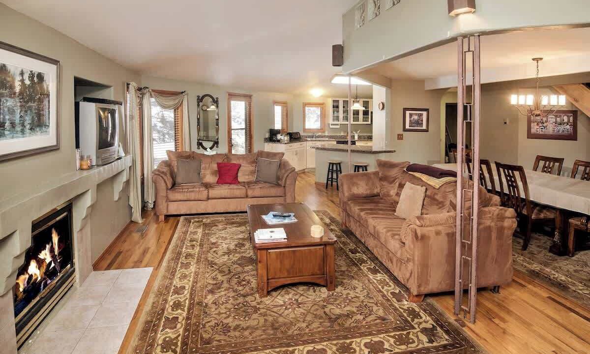 Photo of Livingroom in Highland Meadows