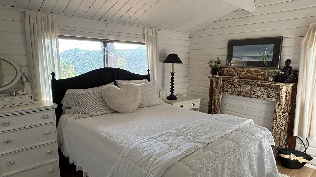 Photo of Bedroom in Missouri Heights