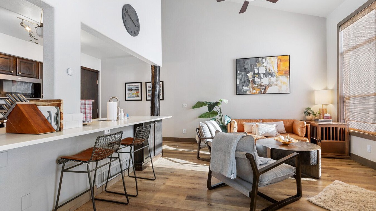 Photo of Livingroom in Edwards