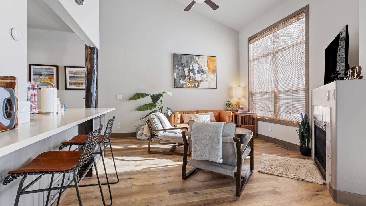 Photo of Livingroom in Edwards