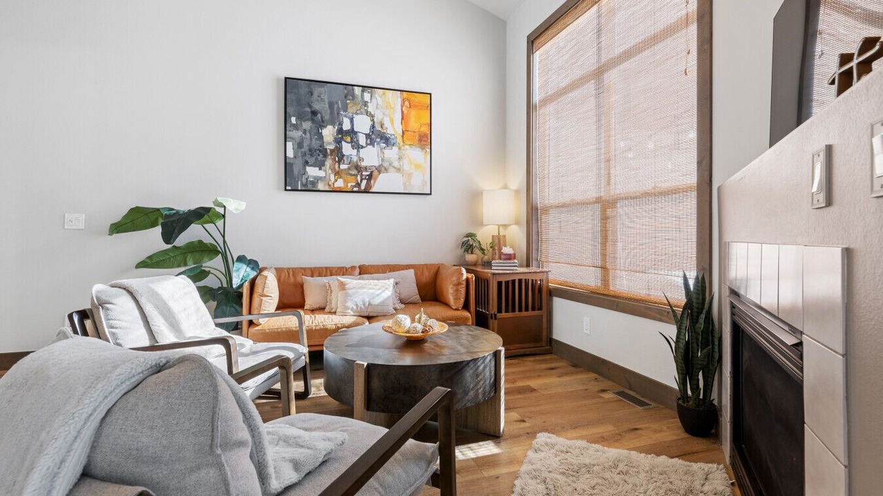Photo of Livingroom in Edwards