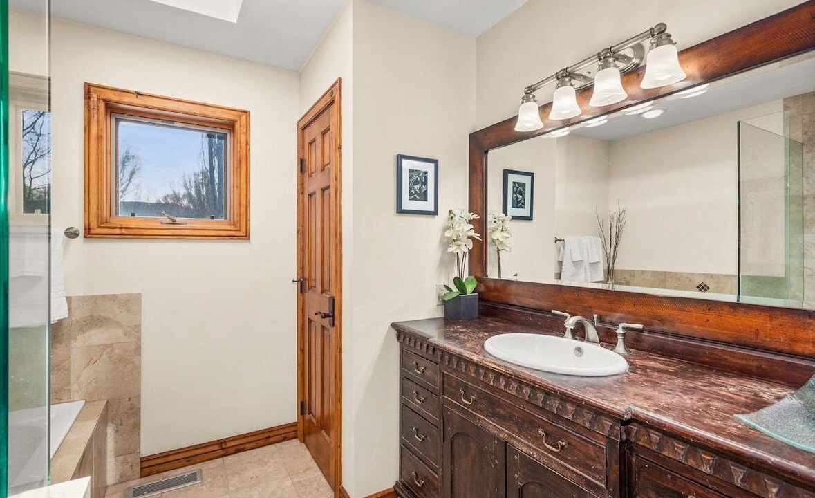 Photo of Bathroom in El Jebel