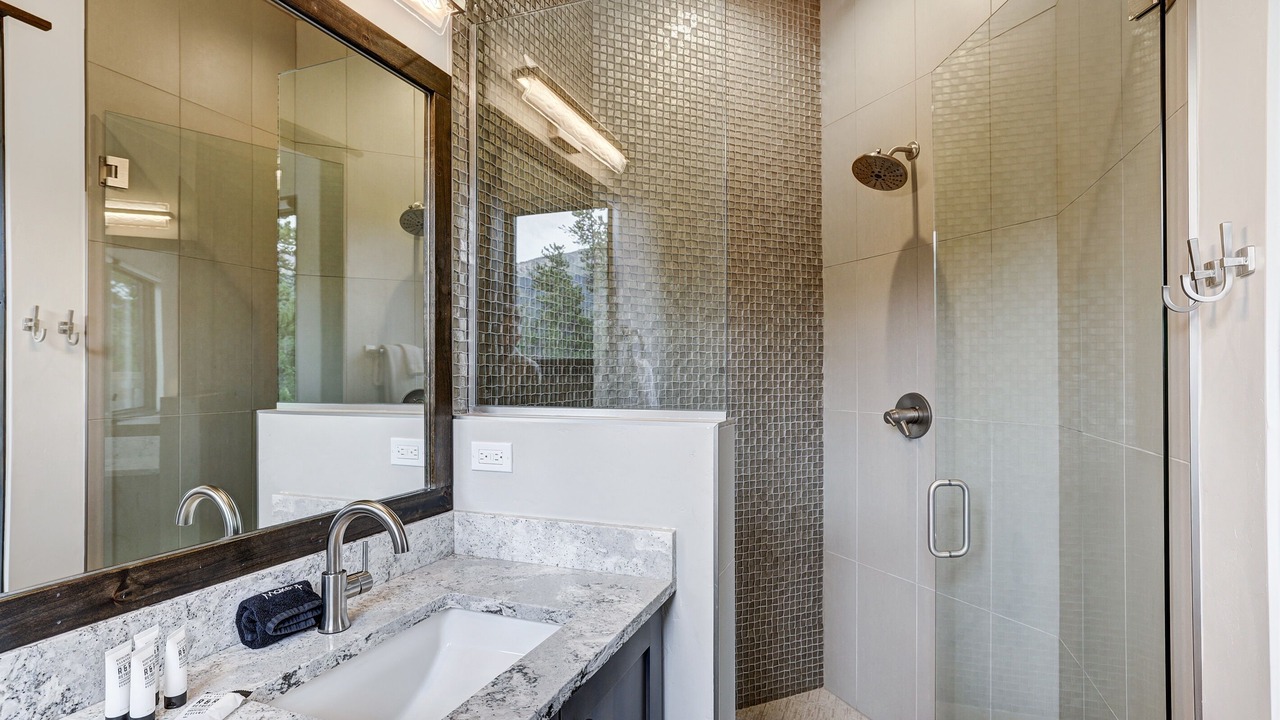 Photo of Bathroom in Peak 8