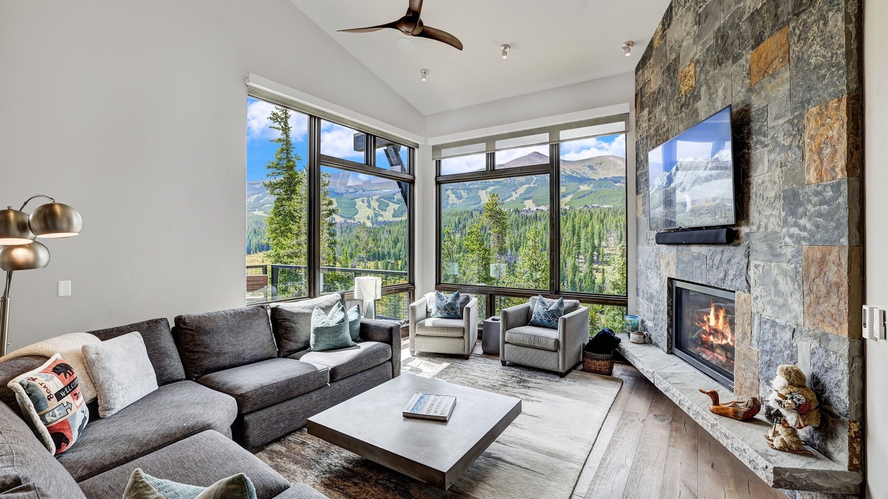 Photo of Livingroom in Peak 8