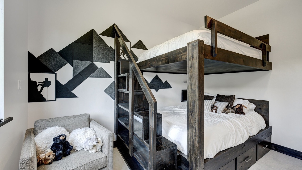 Photo of Bedroom in Peak 8