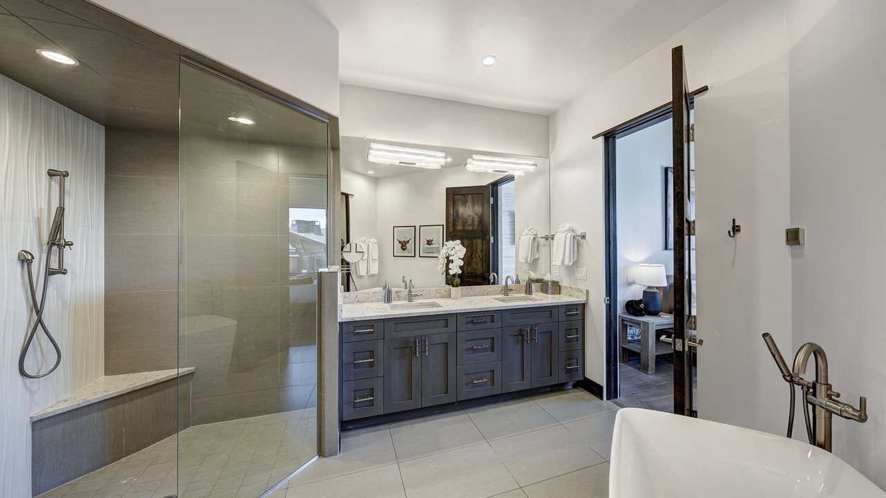 Photo of Bathroom in Peak 8