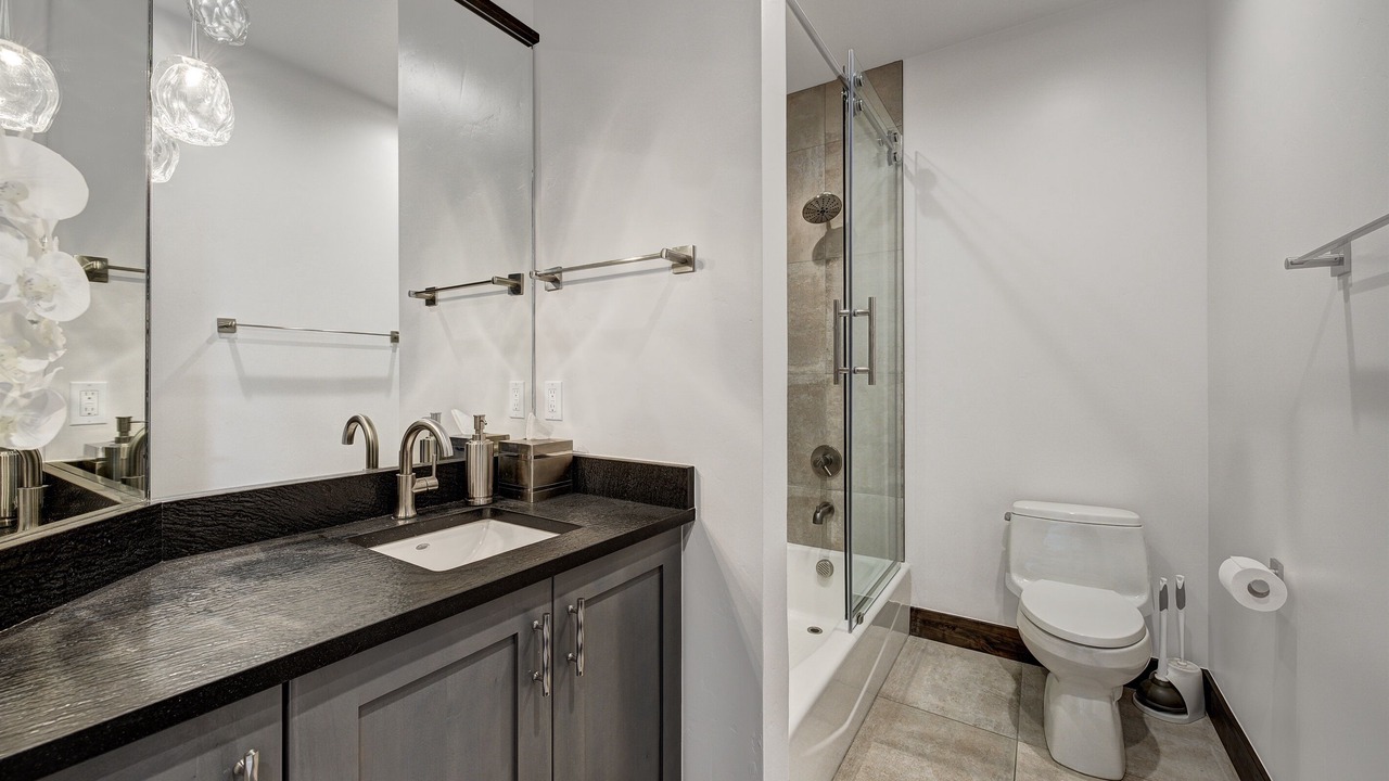 Photo of Bathroom in Peak 8