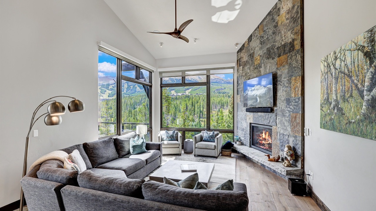 Photo of Livingroom in Peak 8