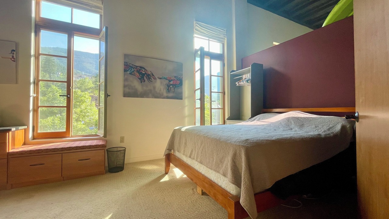Photo of Bedroom in Manitou Springs Historic District