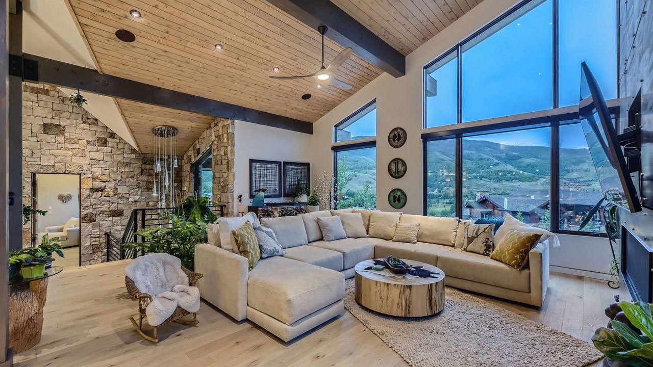 Photo of Livingroom in Three Peaks