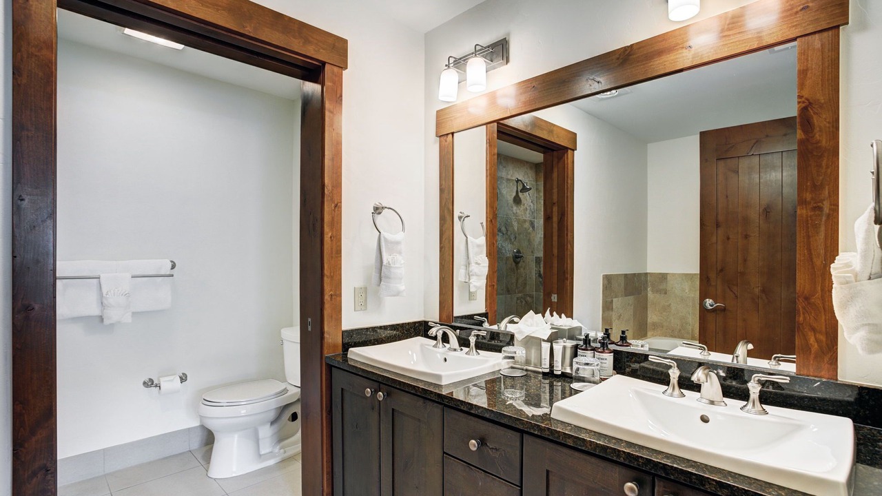 Photo of Bathroom in Peak 8