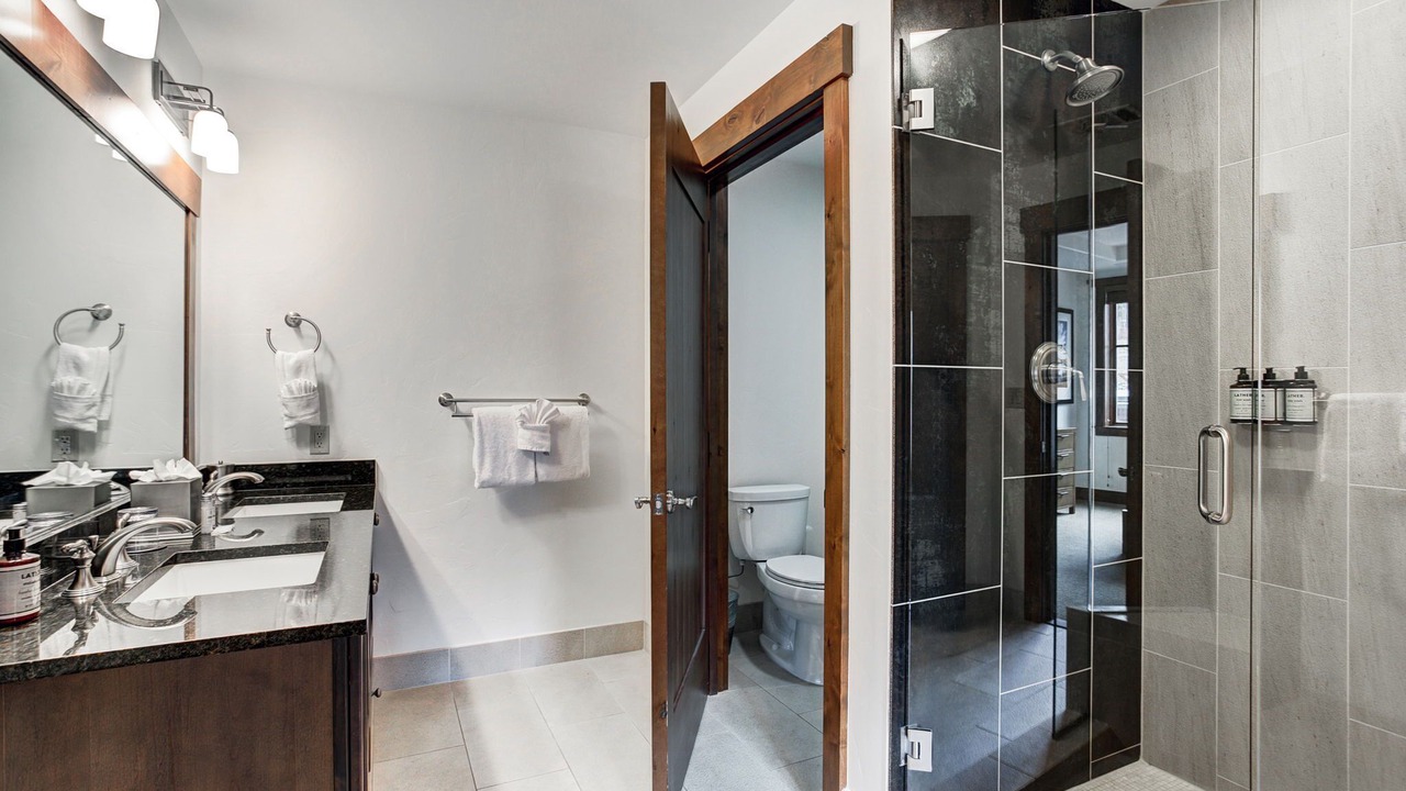Photo of Bathroom in Peak 8