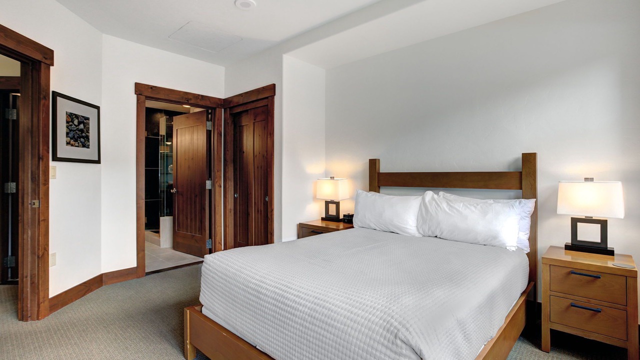 Photo of Bedroom in Peak 8