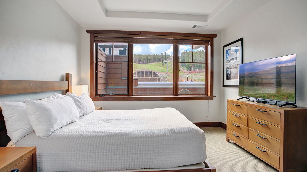 Photo of Bedroom in Peak 8