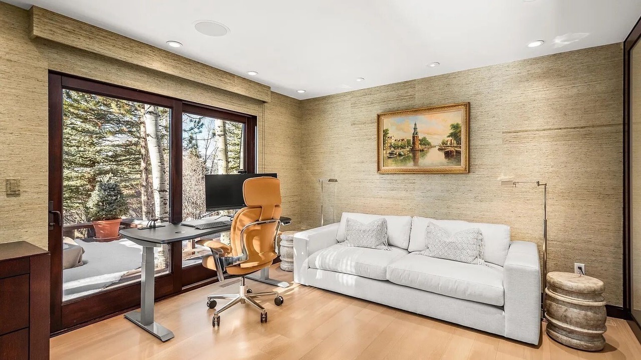 Photo of Livingroom in Red Mountain