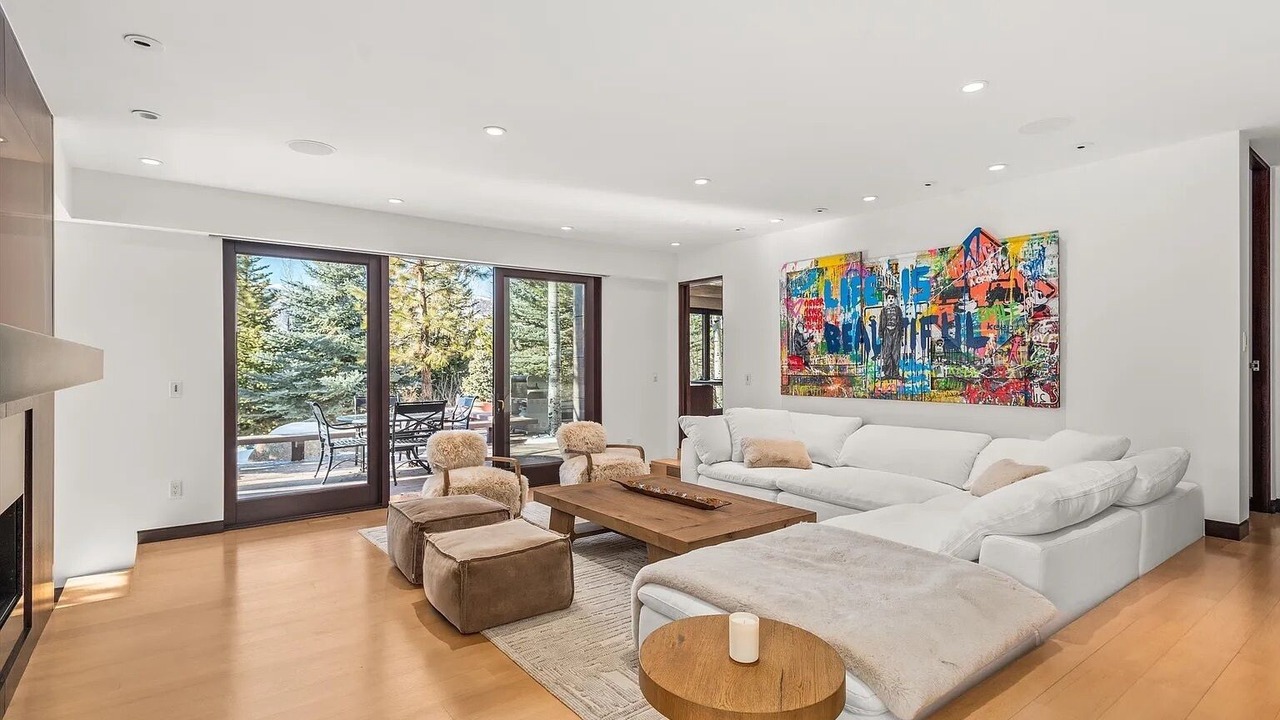 Photo of Livingroom in Red Mountain
