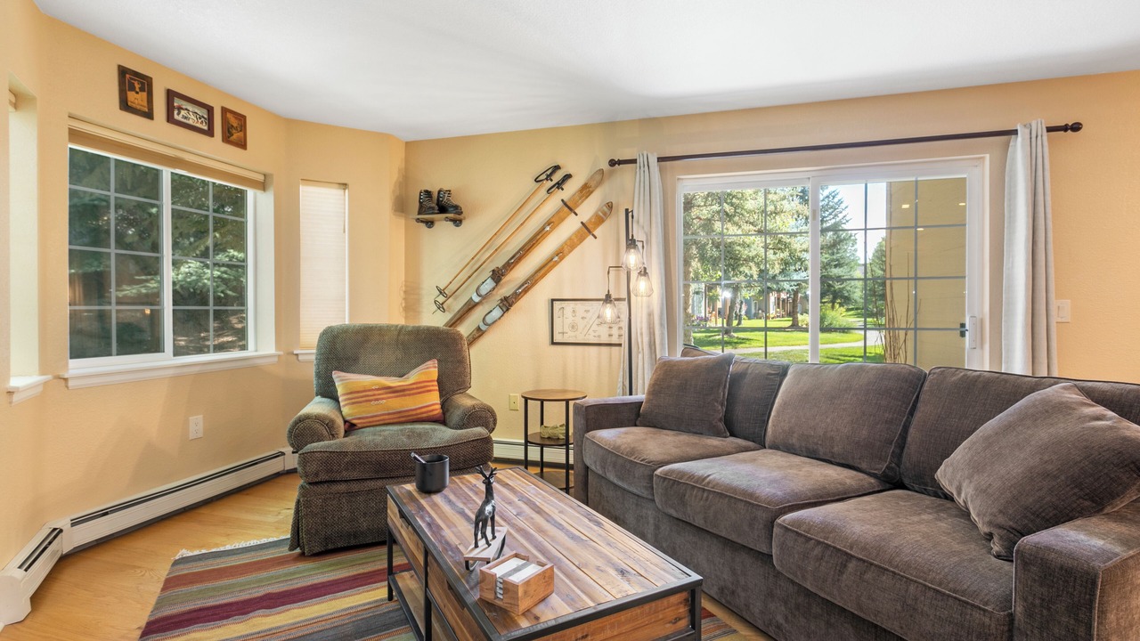 Photo of Livingroom in Edwards