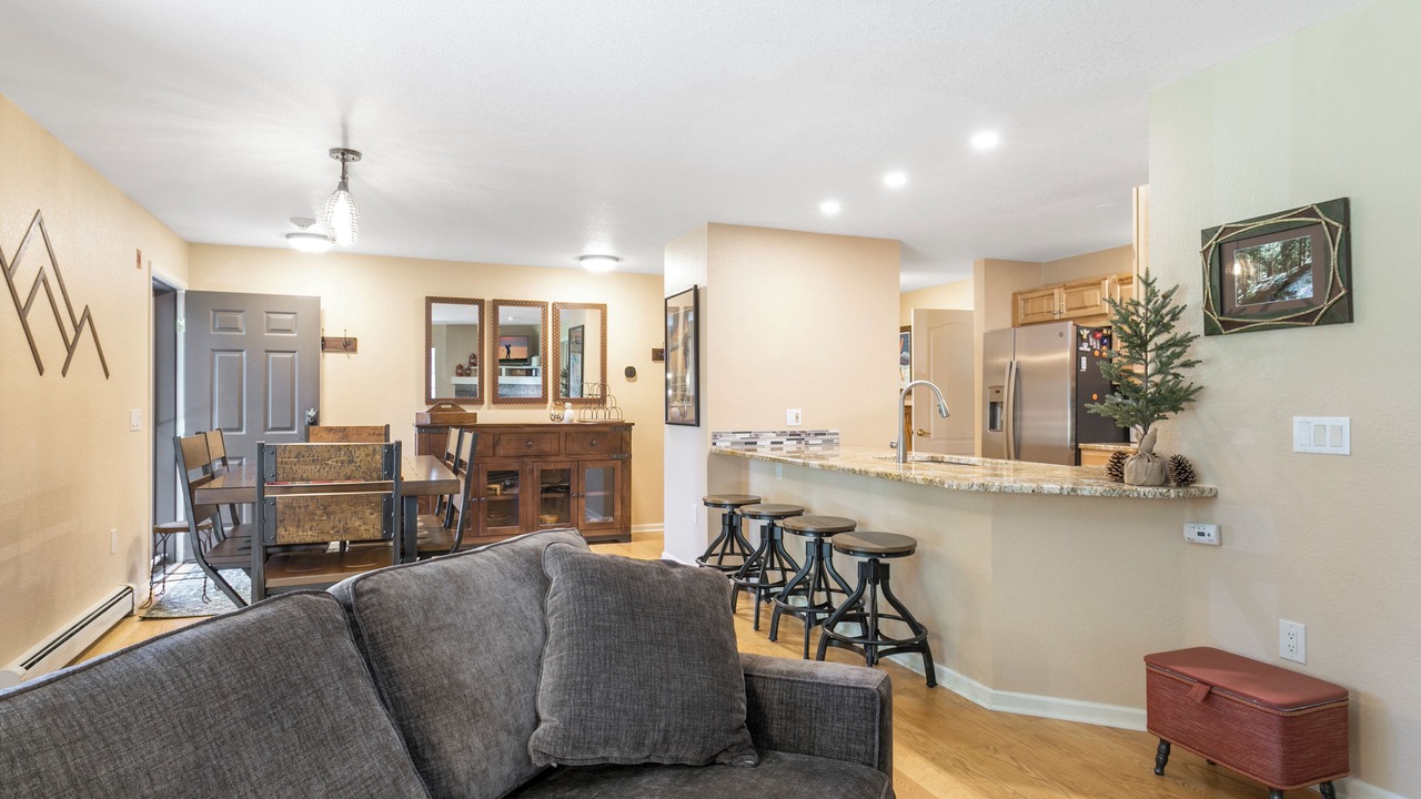Photo of Livingroom in Edwards