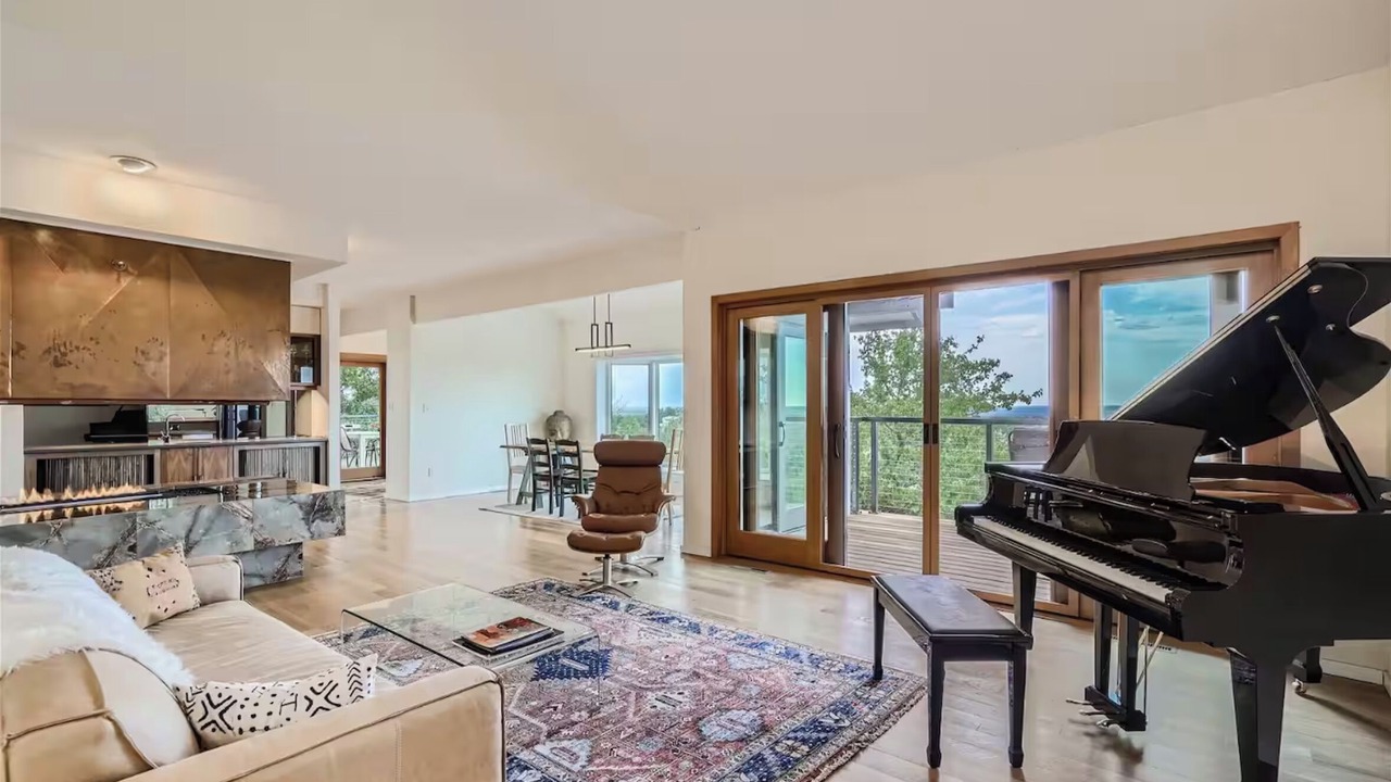 Photo of Livingroom in Wonderland Hills